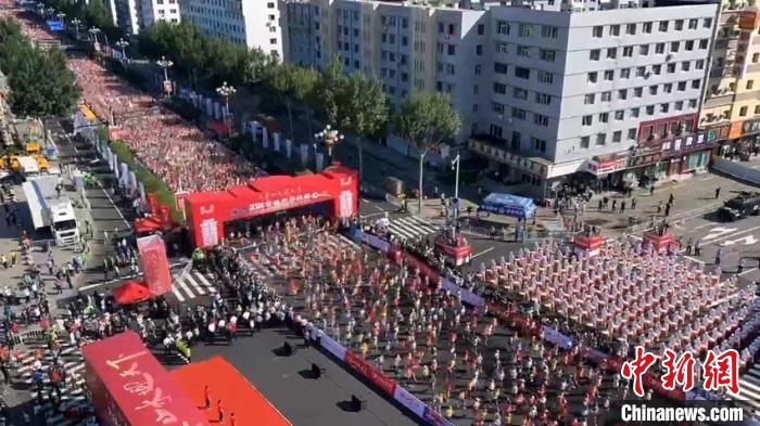 吉林市马拉松沿松花江再燃热情：来自18个国家和