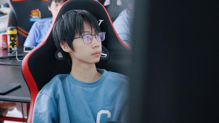 暖阳走出训练室，背影坚毅踏上光明之路，镜与