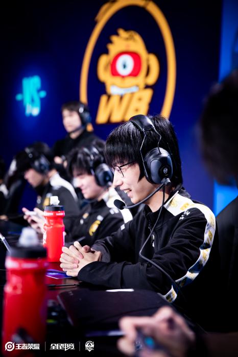 暖阳走出训练室，背影坚毅踏上光明之路，镜与