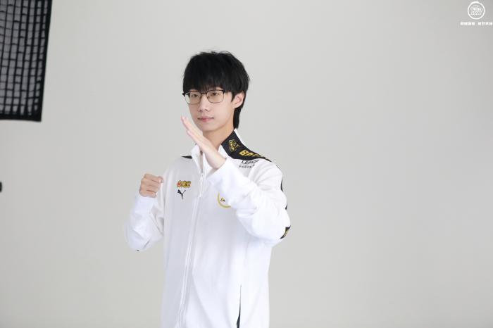 暖阳走出训练室，背影坚毅踏上光明之路，镜与