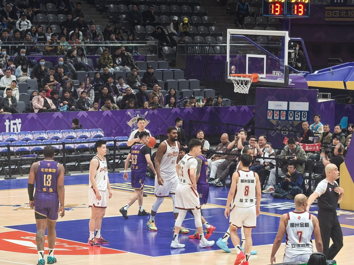 上海男篮豪取10连胜领跑积分榜 广东男篮排名不