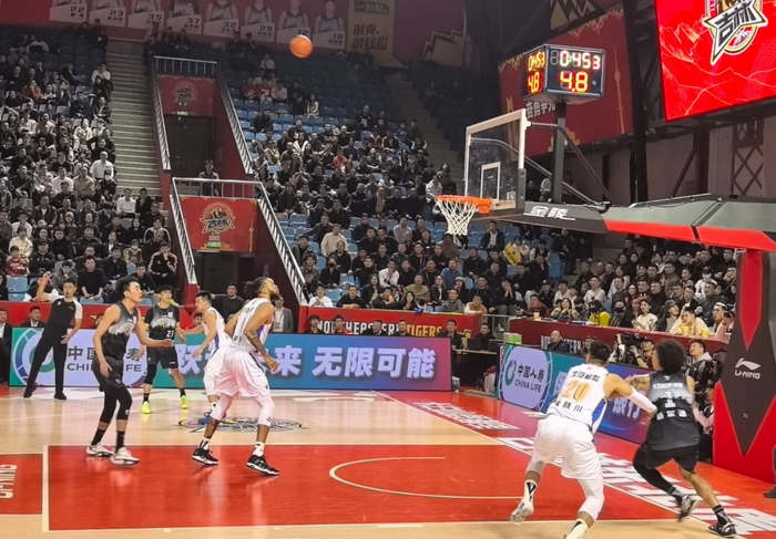 上海男篮豪取10连胜领跑积分榜 广东男篮排名不