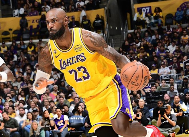 詹姆斯三双引领湖人狂胜奇才，排名稳固领跑西