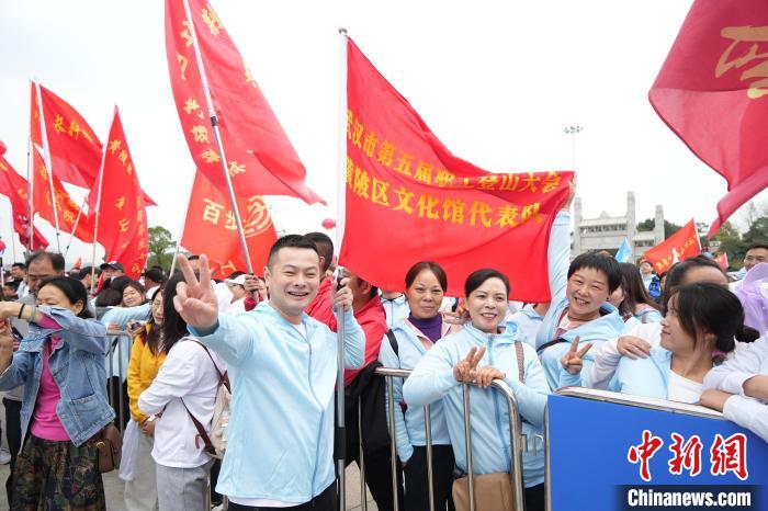 近万名徒步爱好者齐聚木兰山 共赴全民健身登山